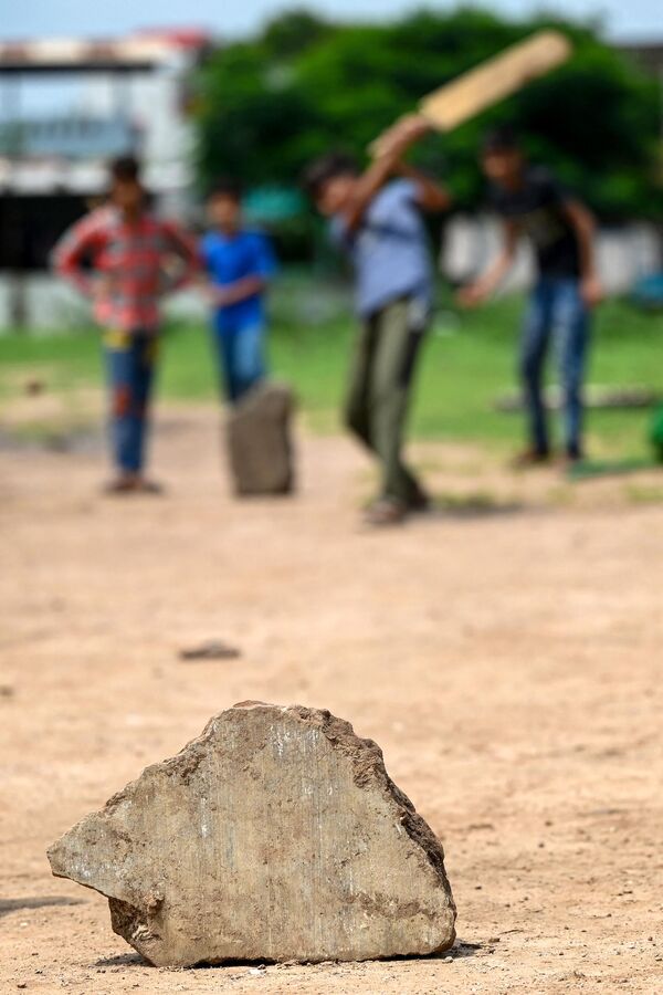 गुजरात के जंबूसर शहर में बच्चे क्रिकेट खेल रहे हैं। - Sputnik भारत