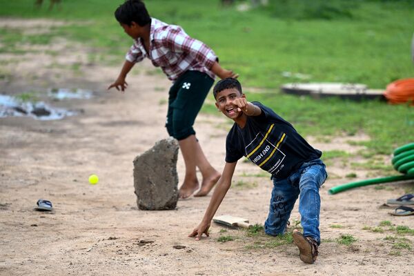गुजरात के जंबूसर शहर में बच्चे क्रिकेट खेल रहे हैं। - Sputnik भारत