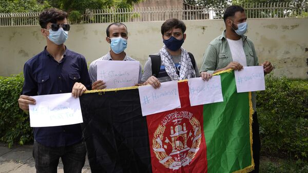 Afghans studying in India hold placards and stand outside the U.S. Embassy asking for help, in New Delhi, India, Saturday, Aug. 28, 2021.  - Sputnik भारत