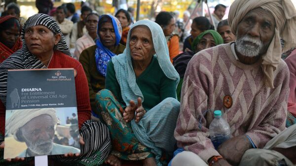 Elderly Indians from across the country participate in a protest demanding the government for their entitlement to Universal Old Age Pension in New Delhi on November 27, 2013. The demonstrators are demanding the central government to provide a sustainable pension for the elderly, with protestors claiming that the current 200 rupee (less than 4 USD) per month pension for below poverty line recipients being clearly inadequate.  - Sputnik India