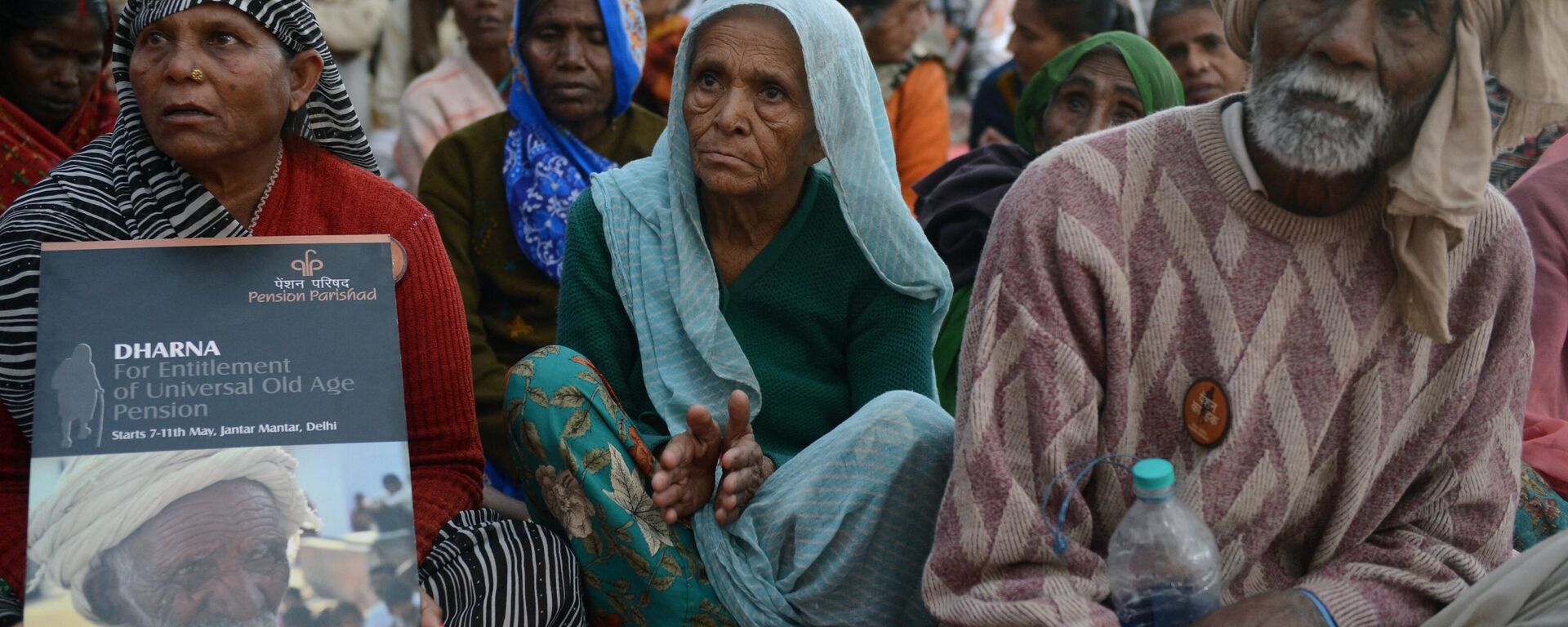 Elderly Indians from across the country participate in a protest demanding the government for their entitlement to Universal Old Age Pension in New Delhi on November 27, 2013. The demonstrators are demanding the central government to provide a sustainable pension for the elderly, with protestors claiming that the current 200 rupee (less than 4 USD) per month pension for below poverty line recipients being clearly inadequate.  - Sputnik भारत, 1920, 29.09.2023