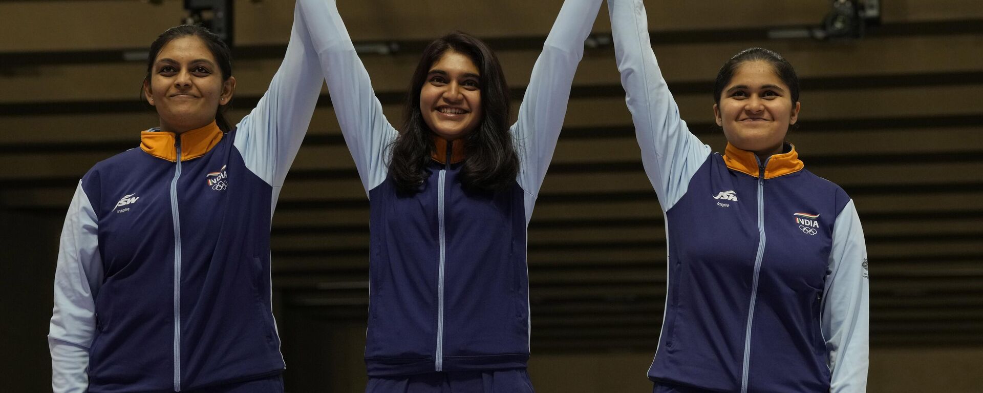 Silver medalists India's Divya Thadigol Subbraju, Esha Singh, Palak celebrate on the podium at the awards ceremony for the Shooting 10m Air Pistol Team Women's Final of the 19th Asian Games in Hangzhou, China, Friday, Sept. 29, 2023. - Sputnik भारत, 1920, 29.09.2023