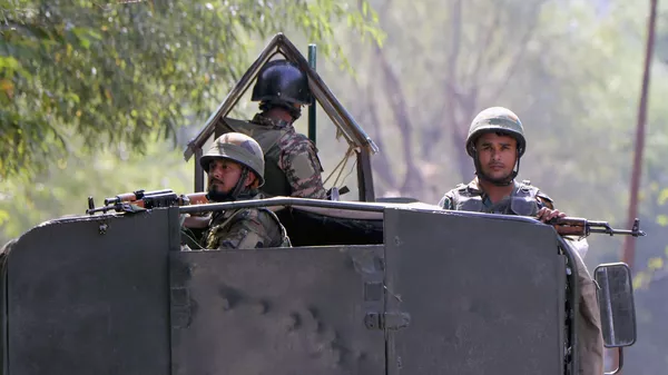 Indian army soldiers stand guard atop an armoured vehicle near Gadole forest of Kokernag in south Kashmir's Anantnag district on September 16, 2023. Five Indian officers and two suspected rebels were killed in separate gun battles this week in Indian-administered Kashmir, with clashes ongoing, officials in the disputed region said.  - Sputnik भारत