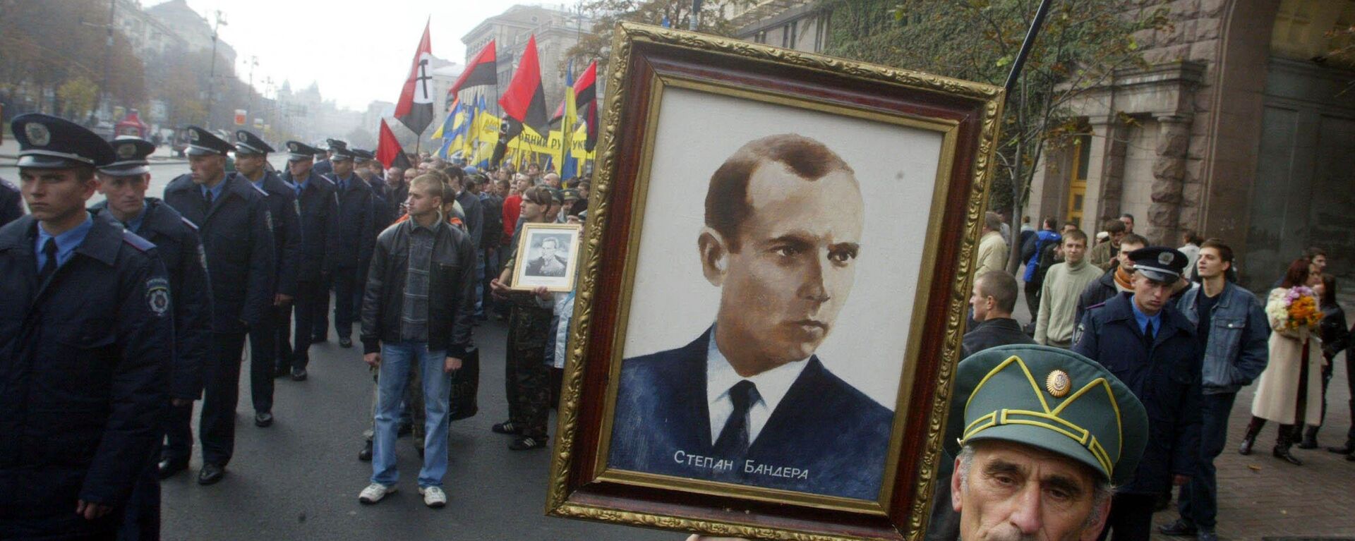 A partisan veteran from the Ukrainian Insurgent Army carries a portrait of Ukrainian Insurgent Army leader Stepan Bandera during a march in Kiev. Ukraine, Saturday, Oct. 15, 2005. The supporters of the Red Army veterans were rallying to protest against calls by Ukrainian partisans to receive official recognition as World War II veterans. The partisans from the Ukrainian Insurgent Army fought against both Nazis and Red Army soldiers during World War II in a bid to create an independent Ukraine. - Sputnik भारत, 1920, 29.09.2023