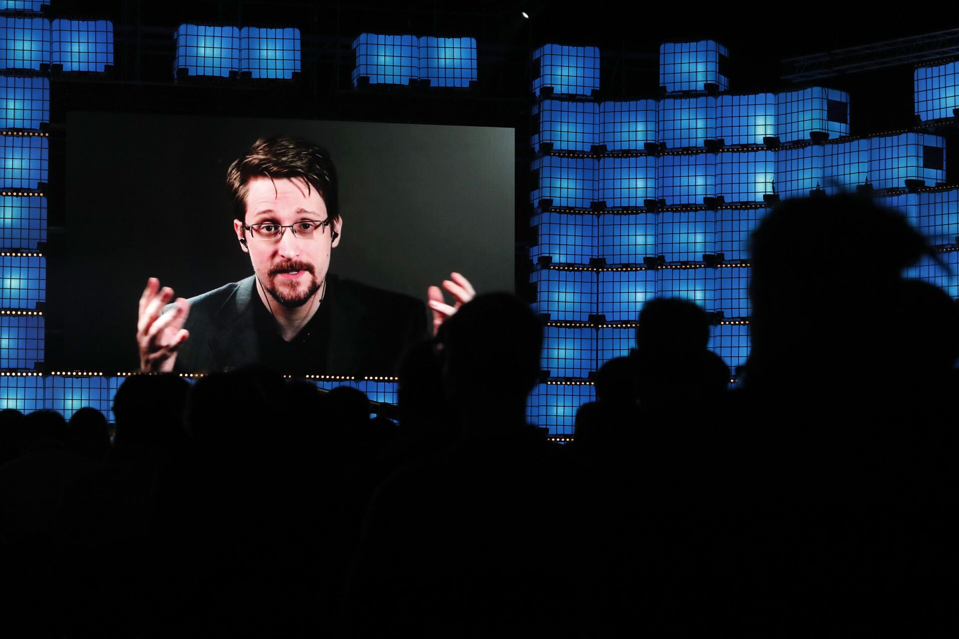 Former U.S. National Security Agency contractor Edward Snowden addresses attendees through video link at the Web Summit technology conference in Lisbon, Monday, Nov. 4, 2019 - Sputnik India, 1920, 29.09.2023