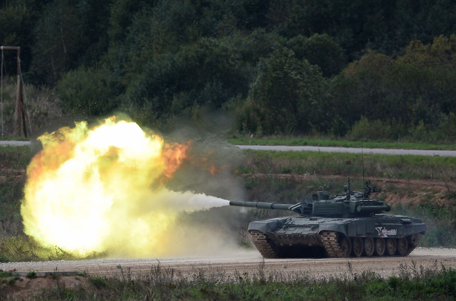 A T-90 tank shoots during a demo exercise at Alabino base (File) - Sputnik भारत, 1920, 01.10.2023