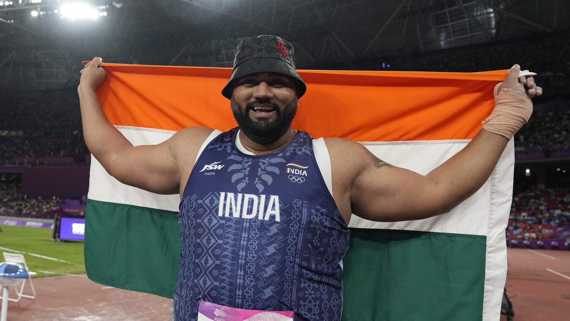 India's Tajinderpal Singh Toor celebrates after winning the competes during the men's shot put final at the 19th Asian Games in Hangzhou, China, Sunday, Oct. 1, 2023.  - Sputnik भारत, 1920, 01.10.2023