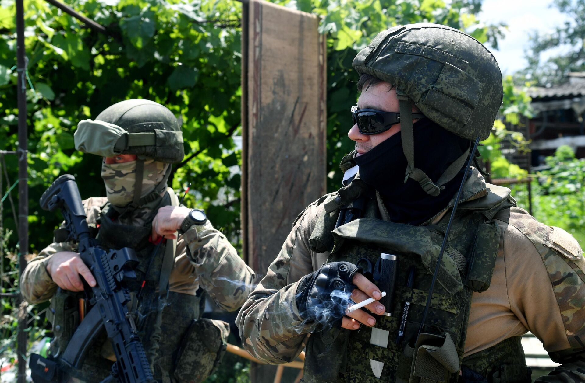 Russian servicemen from the reconnaissance unit of the 1st Guards Tank Army of the Zapad Group of Forces stand at a position in the course of Russia's military operation in Ukraine. - Sputnik भारत, 1920, 05.11.2023