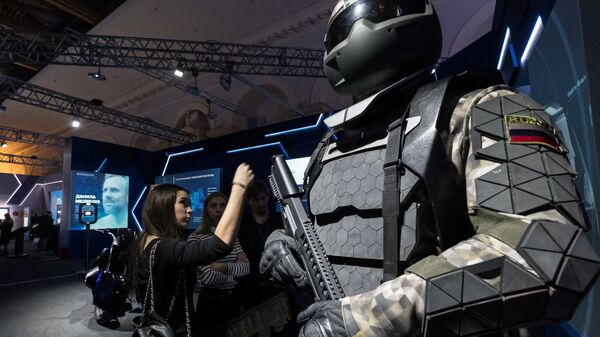 Visitors touring Russia Focused on the Future exhibition, held at Manezh Central Exhibition Hall in Moscow - Sputnik भारत