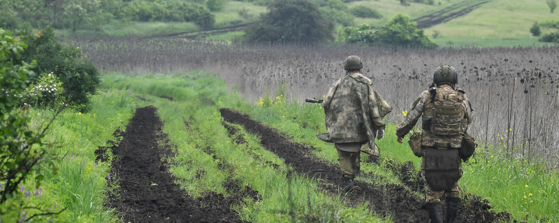 Russian Servicemen of the Western Military District's 1st Guards Tank Army Patrol the Area in the Course of Russia's <ilitary Operation in Ukraine - Sputnik India, 1920, 24.12.2023