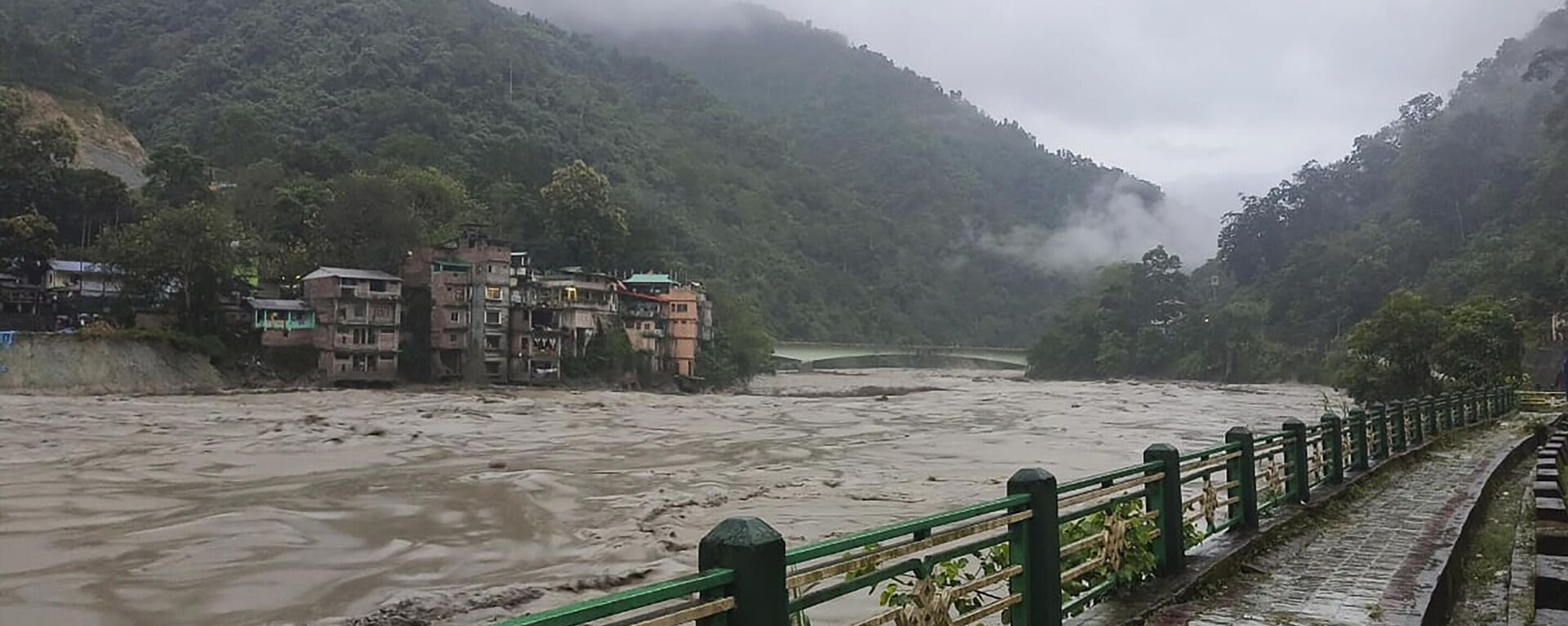 Water levels of the Teesta river rises in Sikkim, India, Wednesday, Oct. 4, 2023. Twenty-three Indian army soldiers are missing after a cloudburst triggered flash floods in the northeastern state of Sikkim. The flooding occurred along the Teesta River in Lachen valley, a statement from India's army said Wednesday, adding that search efforts were underway.  - Sputnik भारत, 1920, 04.10.2023