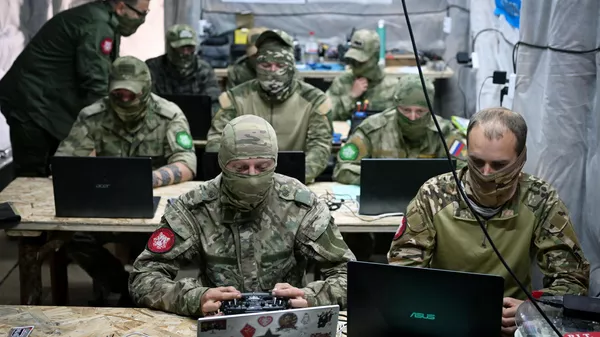 Обучение военнослужащих ВС РФ управлению FPV-дронами в полевом учебном центре Небесный воин ЦВО по подготовке операторов и перехватчиков БПЛА - Sputnik भारत