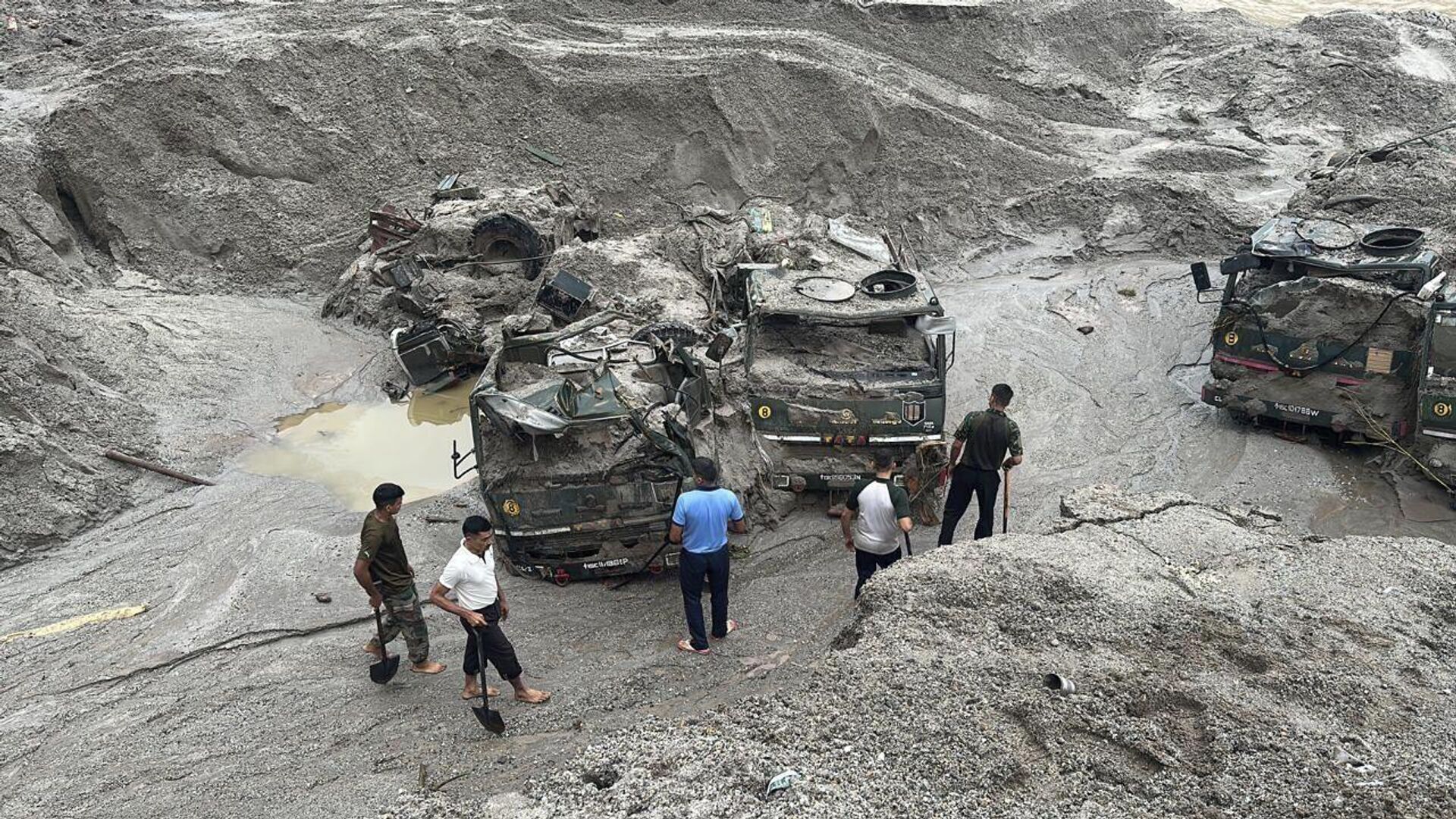 This photo provided by the Indian Army shows army vehicles that got washed away in flash floods triggered by a sudden heavy rainfall in Sikkim, India, Thursday, Oct.5. 2023. - Sputnik भारत, 1920, 05.10.2023