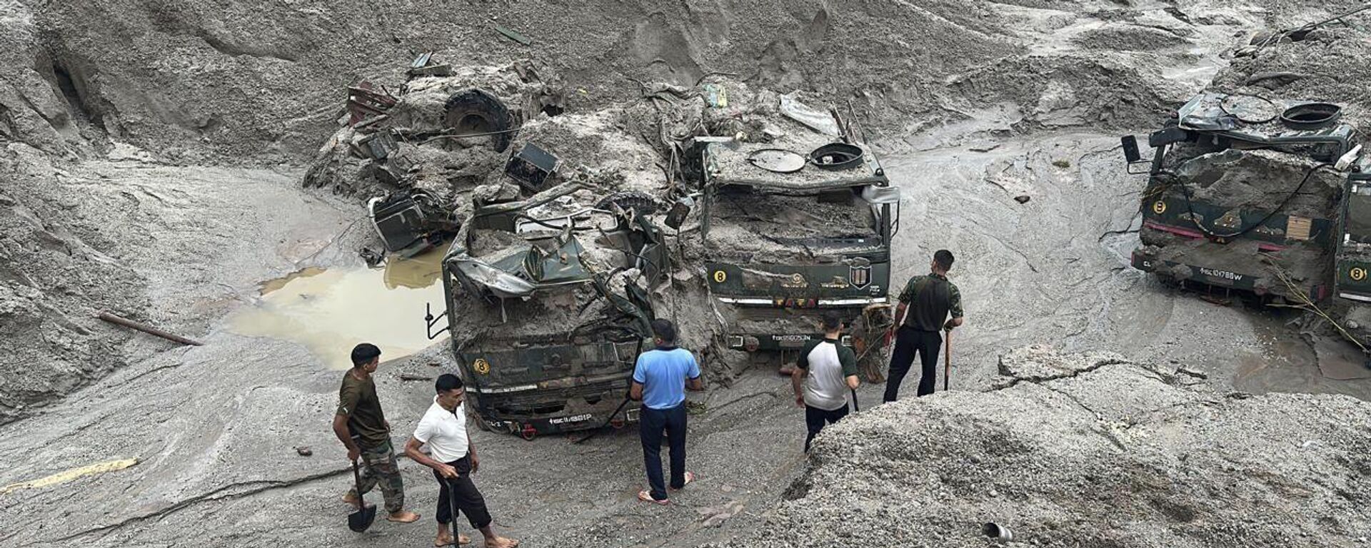 This photo provided by the Indian Army shows army vehicles that got washed away in flash floods triggered by a sudden heavy rainfall in Sikkim, India, Thursday, Oct.5. 2023. - Sputnik भारत, 1920, 05.10.2023