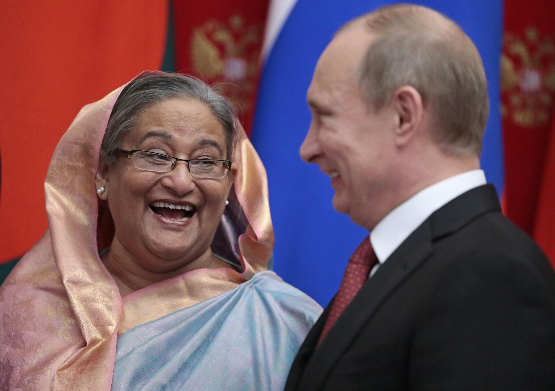 Russian President Vladimir Putin, right, and Bangladesh Prime Minister Sheikh Hasina  - Sputnik भारत, 1920, 27.11.2023