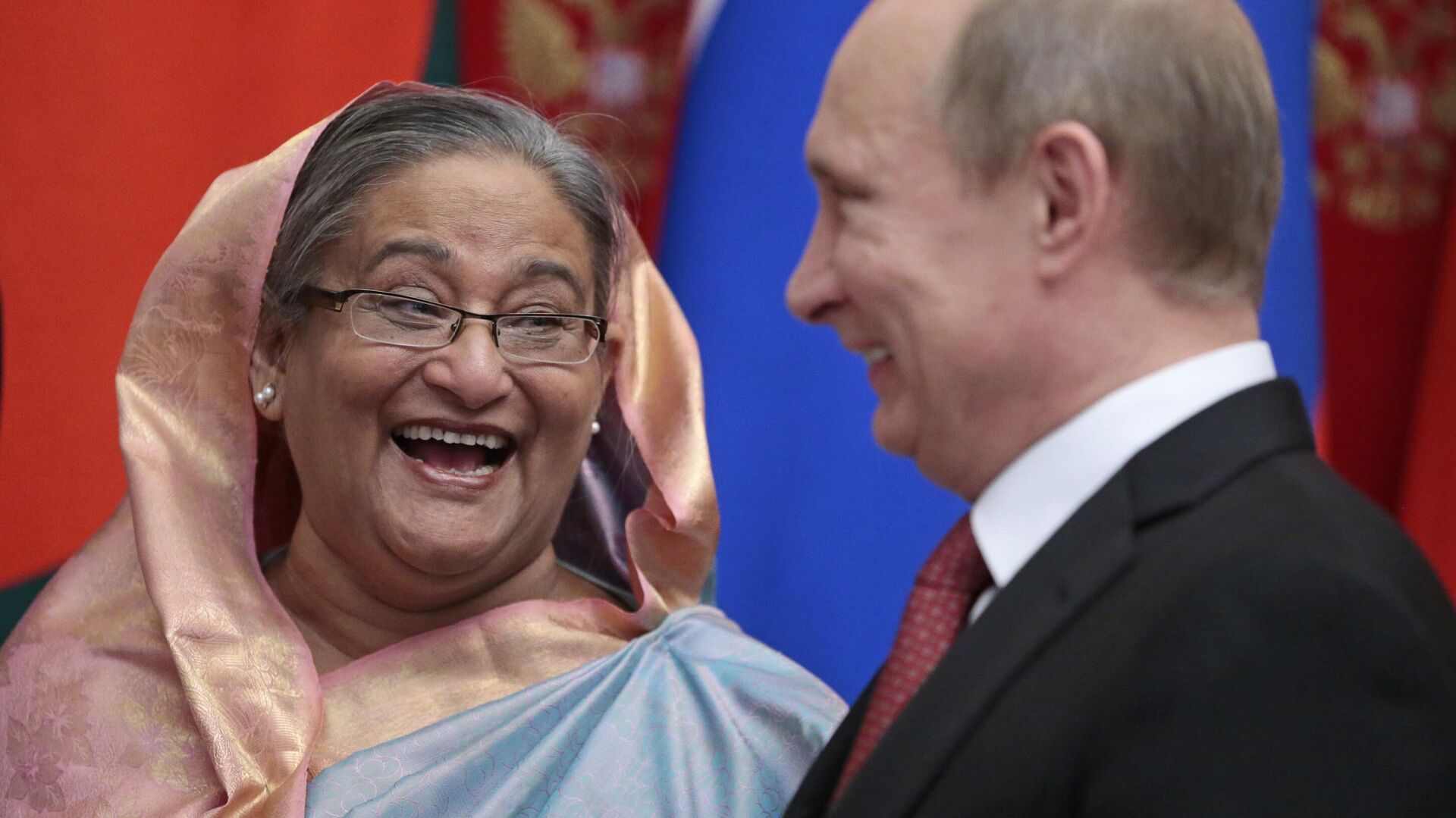 Russian President Vladimir Putin, right, and Bangladesh Prime Minister Sheikh Hasina  - Sputnik भारत, 1920, 13.02.2024