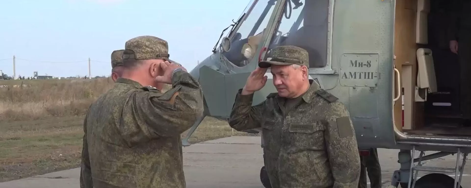 Russia’s Defense Minister Sergei Shoigu inspects combat training of contractors and volunteers - Sputnik India, 1920, 05.10.2023