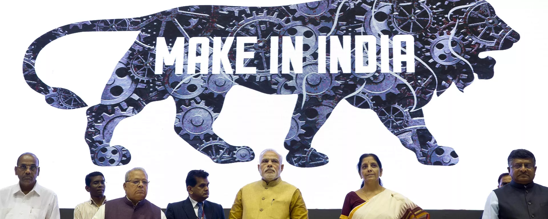 Indian Prime Minister Narendra Modi, center, unveils the logo of 'Make in India' initiative in New Delhi, India, Sept. 25, 2014. India on Thursday said it would ramp up its production of military equipment, including helicopters, tank engines, missiles and airborne early warning systems, to offset any potential shortfall from its main supplier Russia. - Sputnik भारत, 1920, 05.07.2024