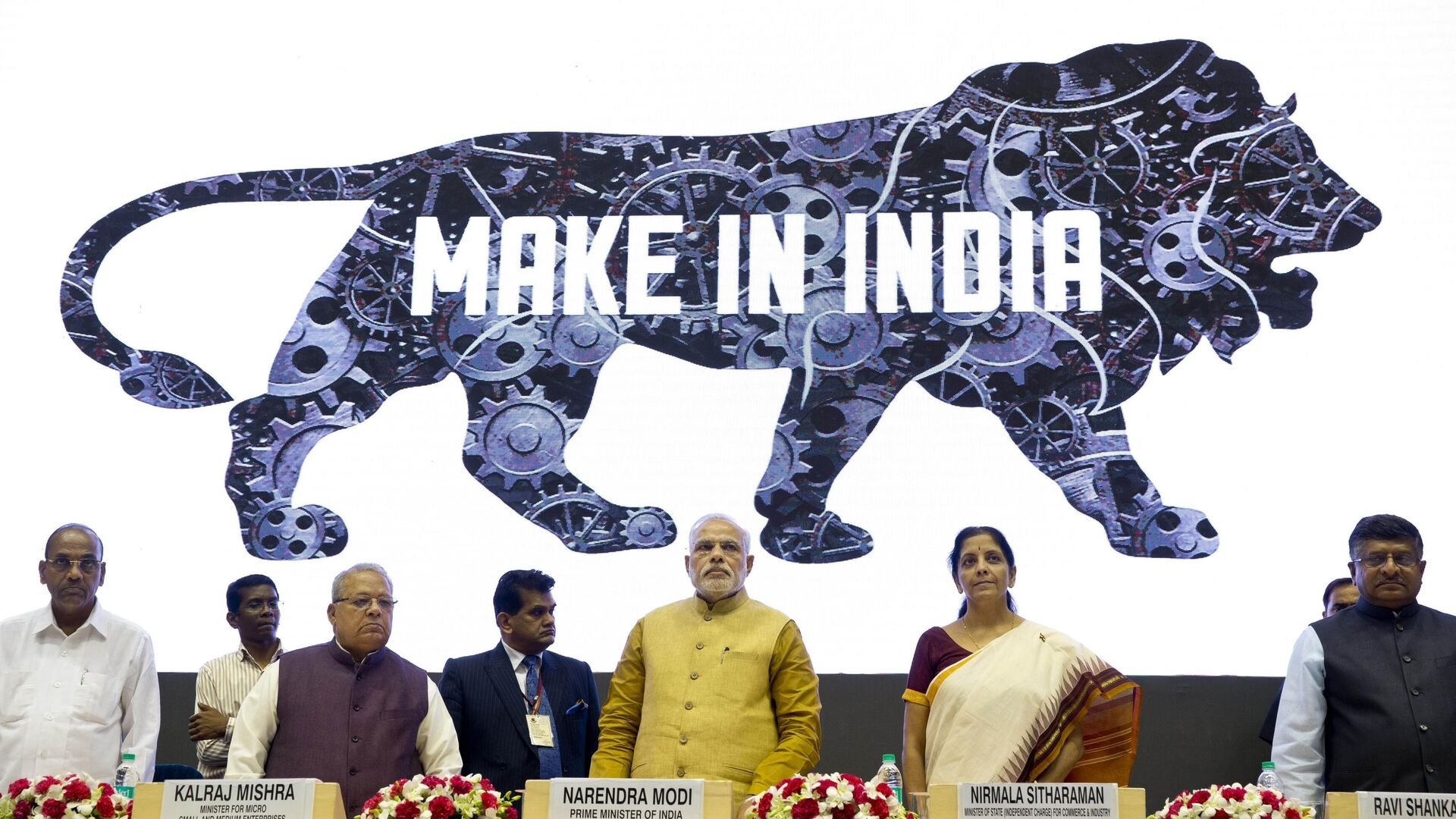 Indian Prime Minister Narendra Modi, center, unveils the logo of 'Make in India' initiative in New Delhi, India, Sept. 25, 2014. India on Thursday said it would ramp up its production of military equipment, including helicopters, tank engines, missiles and airborne early warning systems, to offset any potential shortfall from its main supplier Russia. - Sputnik भारत, 1920, 31.12.2023