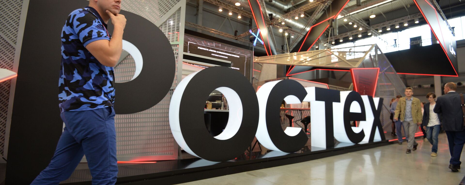 A visitor walks past Rostec's stand at the attends the Innoprom International Industrial Fair, in Yekaterinburg, Russia - Sputnik भारत, 1920, 06.10.2023