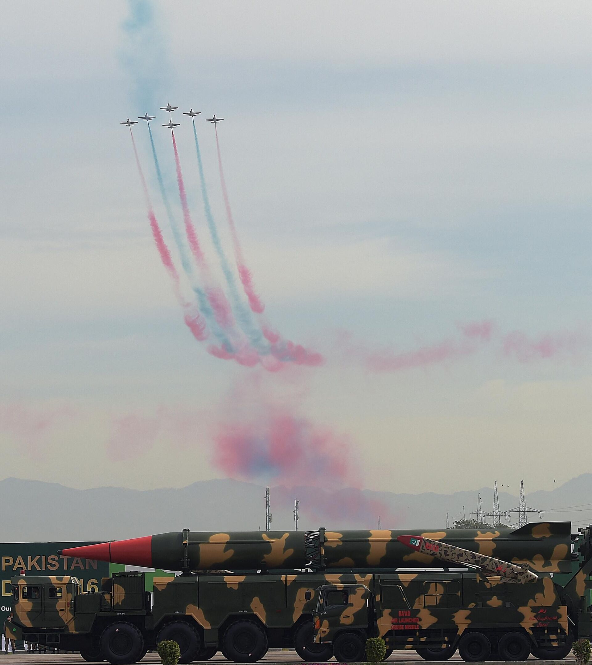Pakistani jets perform over long-range ballistic Shaheen III missiles during the Pakistan Day military parade in Islamabad on March 23, 2016. - Sputnik भारत, 1920, 07.10.2023