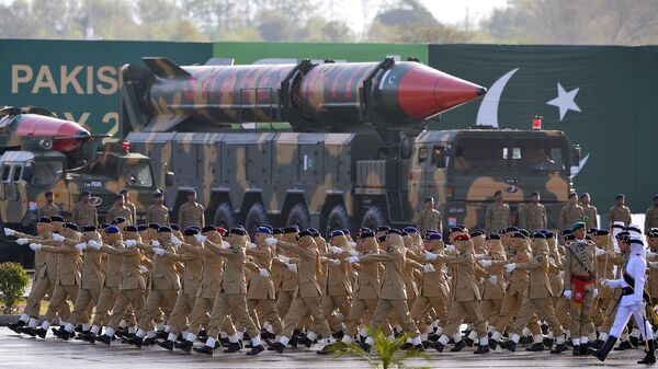 Pakistan Army Medical Corps personnel march past long-range ballistic Shaheen III missiles during the Pakistan Day military parade in Islamabad on March 23, 2016. - Sputnik भारत