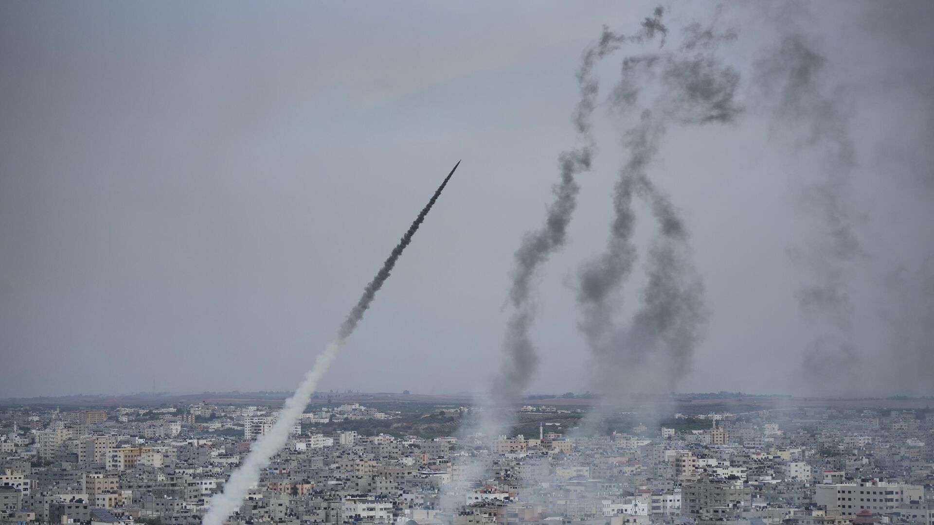 Rockets are launched by Palestinian militants from the Gaza Strip towards Israel, in Gaza, Saturday, Oct. 7, 2023.  - Sputnik भारत, 1920, 09.10.2023