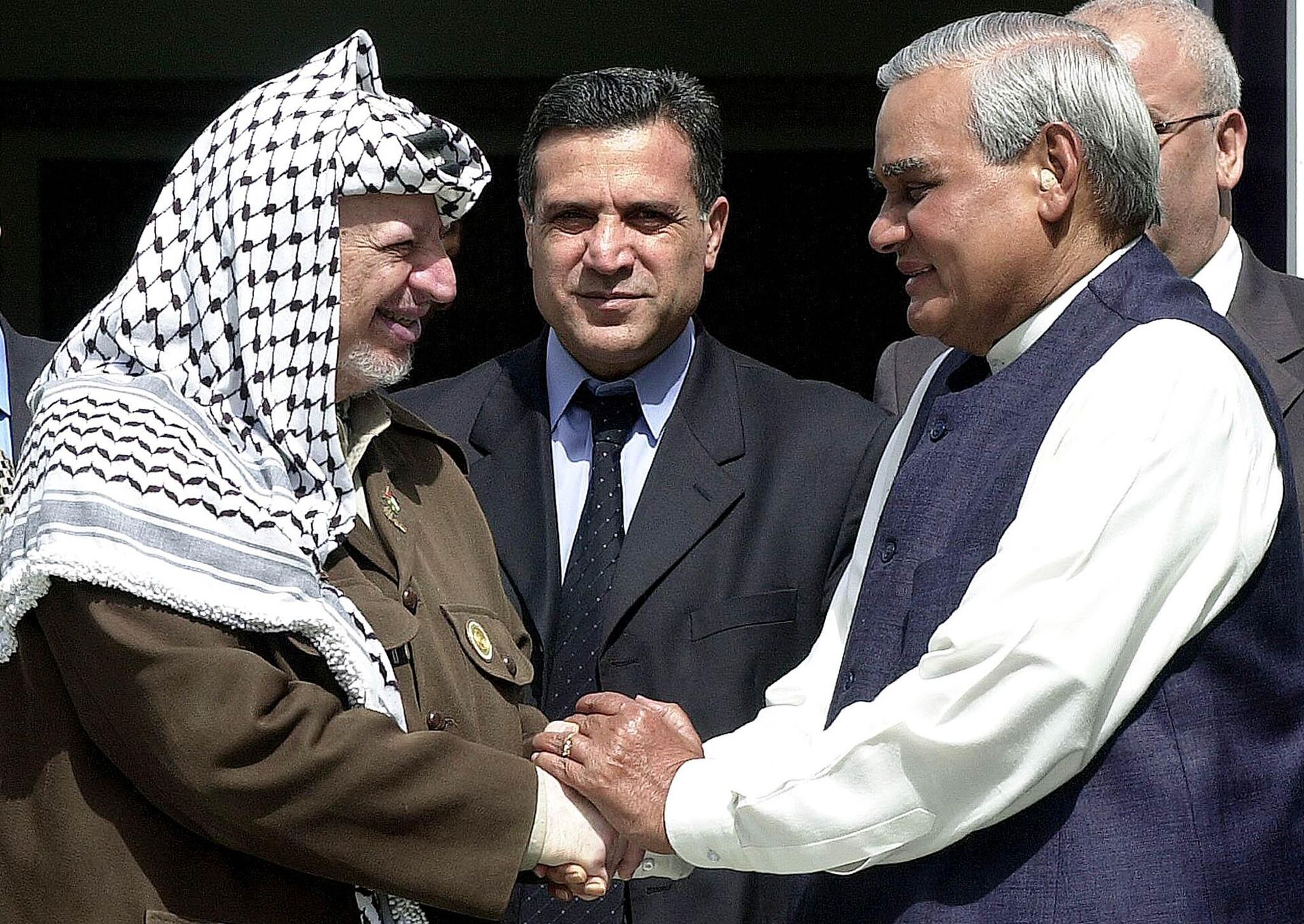 Palestinian leader Yasser Arafat (L) greets Indian Prime Minister Atal Behari Vajpayee, 23 August 2001 ahead of a meeting at the Premier's residence in New Delhi. - Sputnik भारत, 1920, 09.10.2023