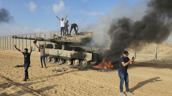 Palestinians near a captured Israeli Merkava tank - Sputnik India
