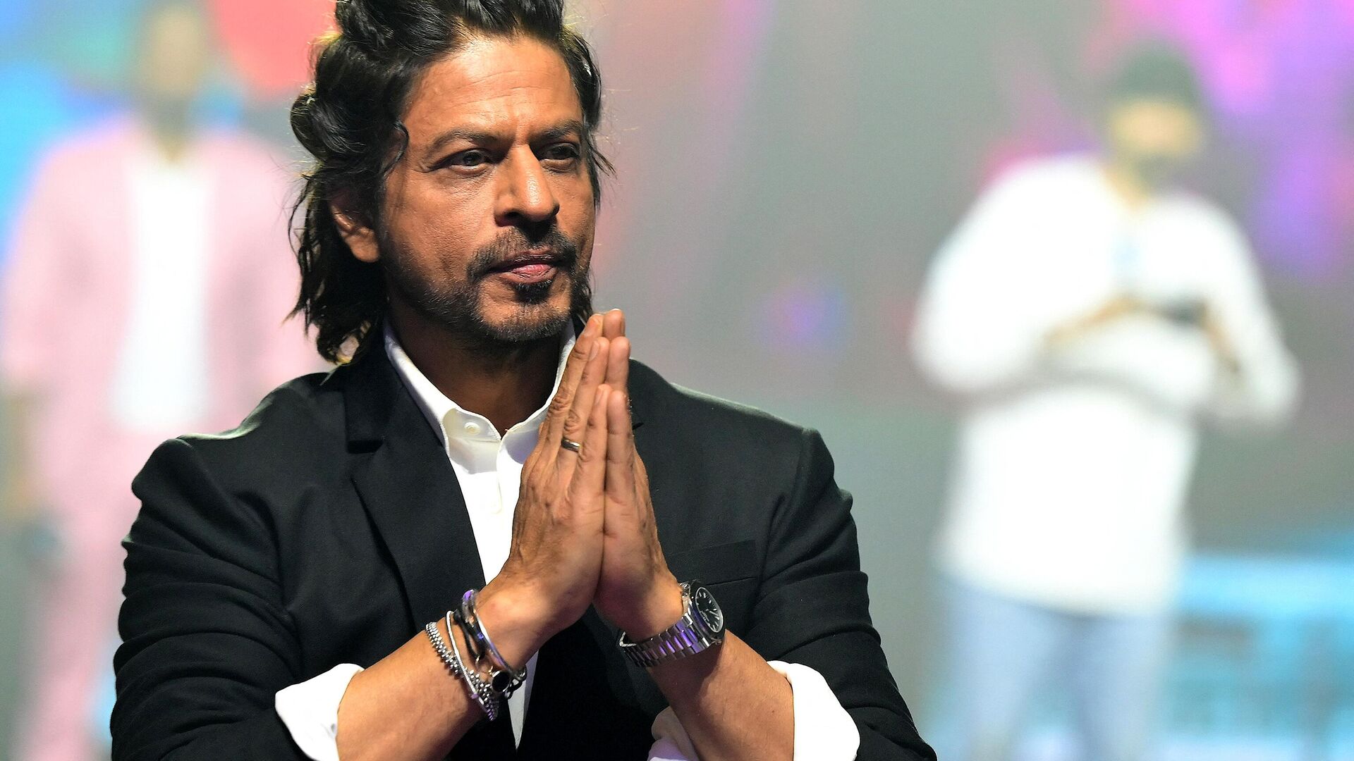 Bollywood actor Shah Rukh Khan gestures during an event to celebrate the success of his Indian Hindi-language action thriller film ‘Jawan’ in Mumbai on September 15, 2023. - Sputnik भारत, 1920, 31.12.2023