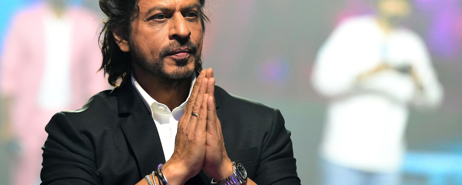 Bollywood actor Shah Rukh Khan gestures during an event to celebrate the success of his Indian Hindi-language action thriller film ‘Jawan’ in Mumbai on September 15, 2023. - Sputnik India, 1920, 31.05.2024