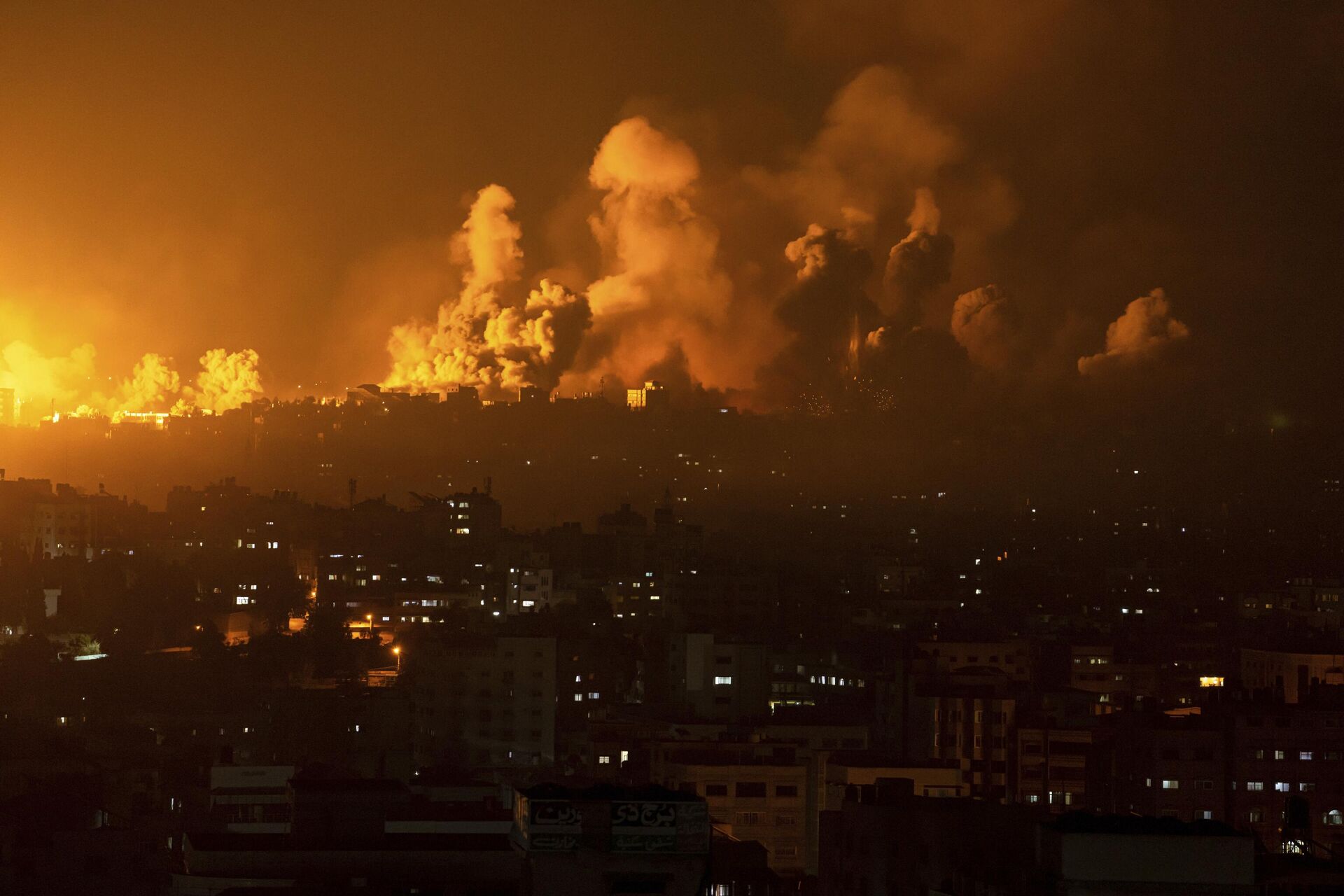 Обстрел зданий в палестинском городе Газа - Sputnik भारत, 1920, 10.10.2023