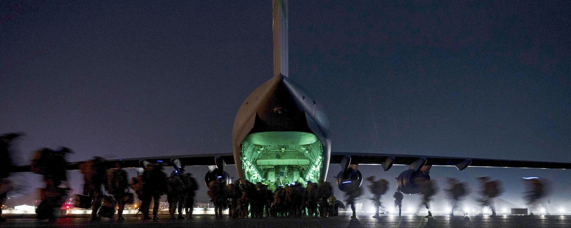 FILE - In this Aug. 30, 2021, file photo provided by the U.S. Air Force, soldiers, assigned to the 82nd Airborne Division, prepare to board a U.S. Air Force C-17 Globemaster III aircraft at Hamid Karzai International Airport in Kabul, Afghanistan. A State Department report says the department failed to do enough contingency planning before the collapse of the U.S.-backed government in Afghanistan. The review repeatedly blames the administration of former President Donald Trump for not doing enough planning or processing of visas after beginning the withdrawal.  - Sputnik India, 1920, 09.10.2023