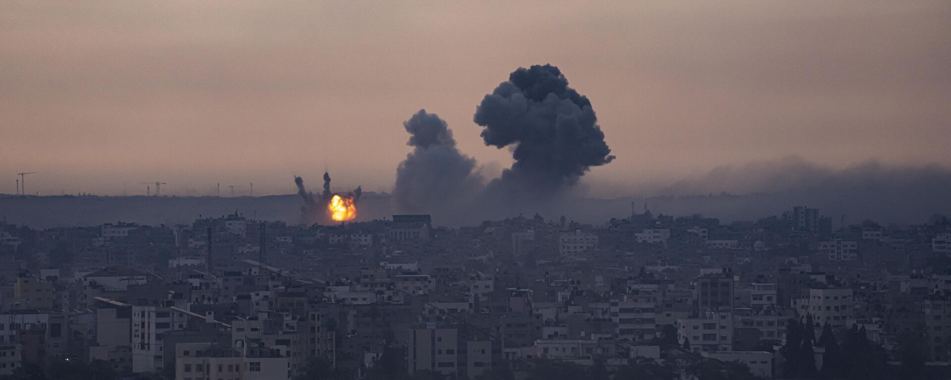 Smoke rises after the Israeli air strike in the Gaza Strip - Sputnik India, 1920, 11.10.2023