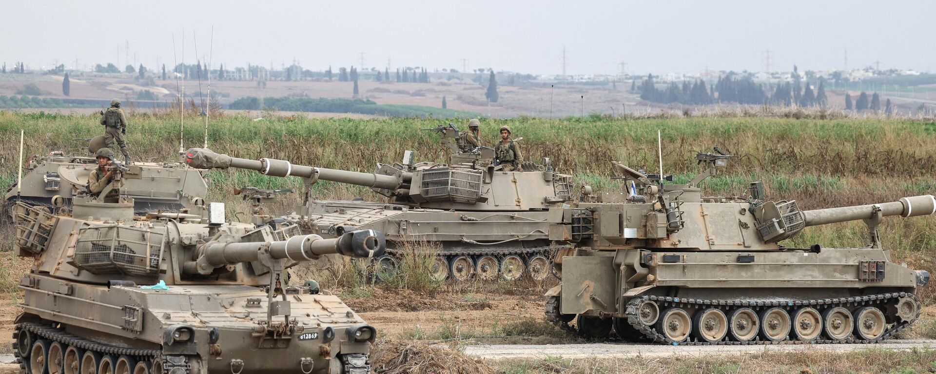 Israeli army soldiers are positioned with their armoured vehicles near the border with the Gaza Strip in southern Israel on October 9, 2023.  - Sputnik India, 1920, 10.10.2023