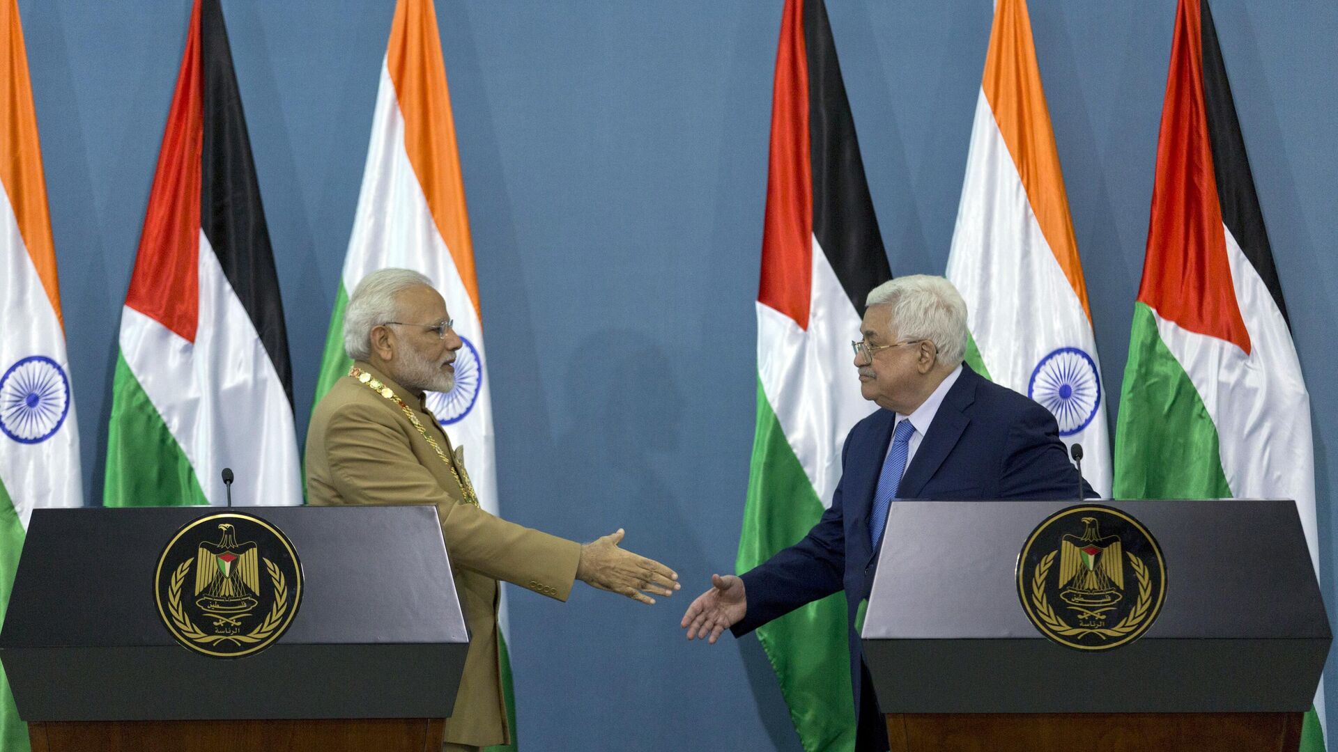 Palestinian President Mahmoud Abbas, right shakes hands with Indian Prime Minister Narendra Modi following a joint statement at the end of their meeting at the Palestinian Authority headquarters in the West Bank city of Ramallah, Saturday, Feb. 10, 2018.  - Sputnik India, 1920, 10.10.2023