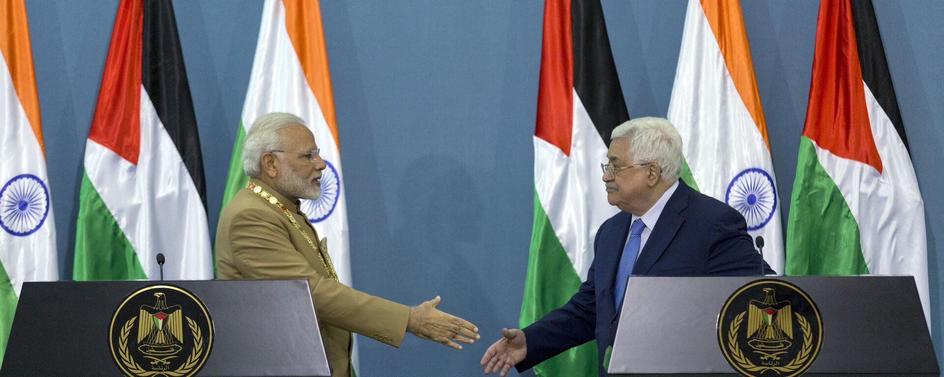 Palestinian President Mahmoud Abbas, right shakes hands with Indian Prime Minister Narendra Modi following a joint statement at the end of their meeting at the Palestinian Authority headquarters in the West Bank city of Ramallah, Saturday, Feb. 10, 2018.  - Sputnik India, 1920, 10.10.2023