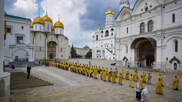 In this photo released by Russian Orthodox Church Press Service, Russian Orthodox Church priests walk to attend a religion service in the Kremlin's Assumption Cathedral marking the 1,034th anniversary of the adoption of Christianity by Prince Vladimir, the leader of Kyivan Rus, a loose federation of Slavic tribes that preceded the Russian state in Moscow, Russia, July 28, 2022. - Sputnik भारत