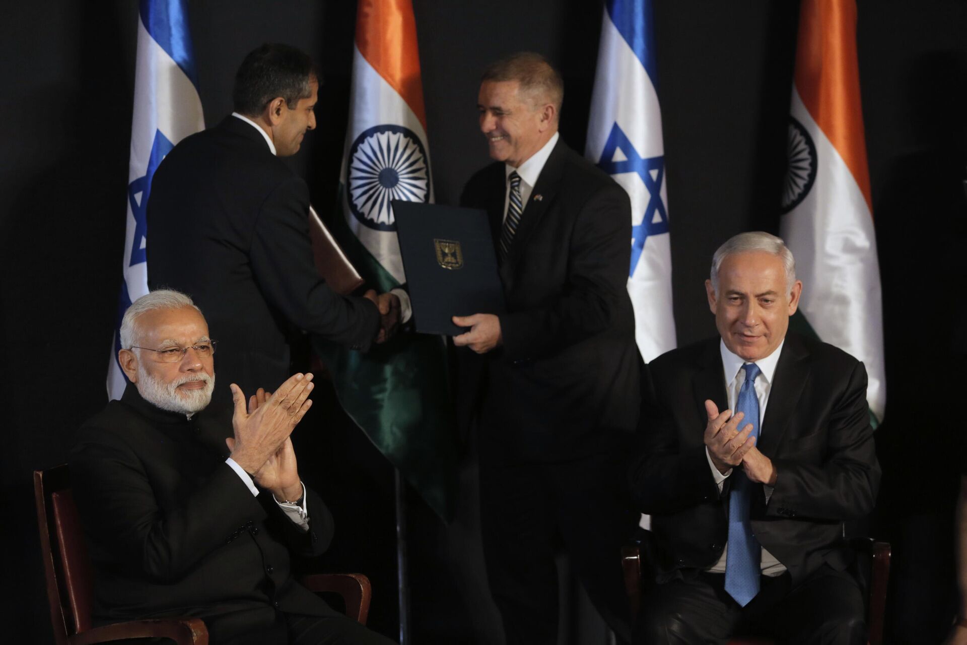 Indian Prime Minister Narendra Modi, left, sits with Israeli Prime Minister Benjamin Netanyahu during their meeting at the King David hotel in Jerusalem, Wednesday, July 5, 2017 - Sputnik India, 1920, 13.10.2023
