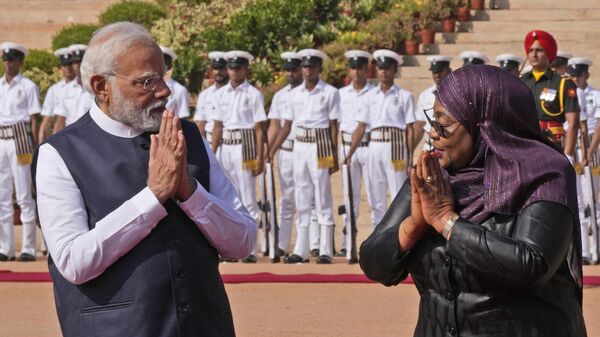 Indian Prime Minister Narendra Modi, left, greets Tanzanian President Samia Suluhu Hassan, upon her arrival at the Indian presidential palace, in New Delhi, India, Monday, Oct. 9, 2023 - Sputnik India
