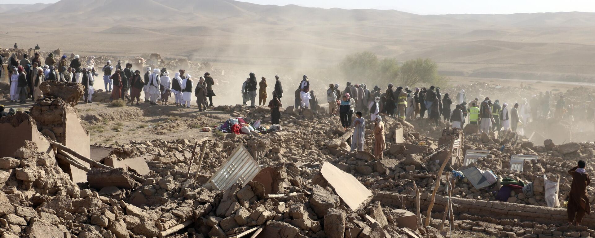 Люди разбирают руины после землетрясения в районе Зенда Джан в провинции Герат на западе Афганистана - Sputnik भारत, 1920, 11.10.2023