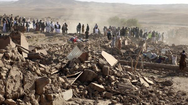 People clear away rubble after earthquakes in the Zenda Jan area in the western Afghan city of Herat. - Sputnik India