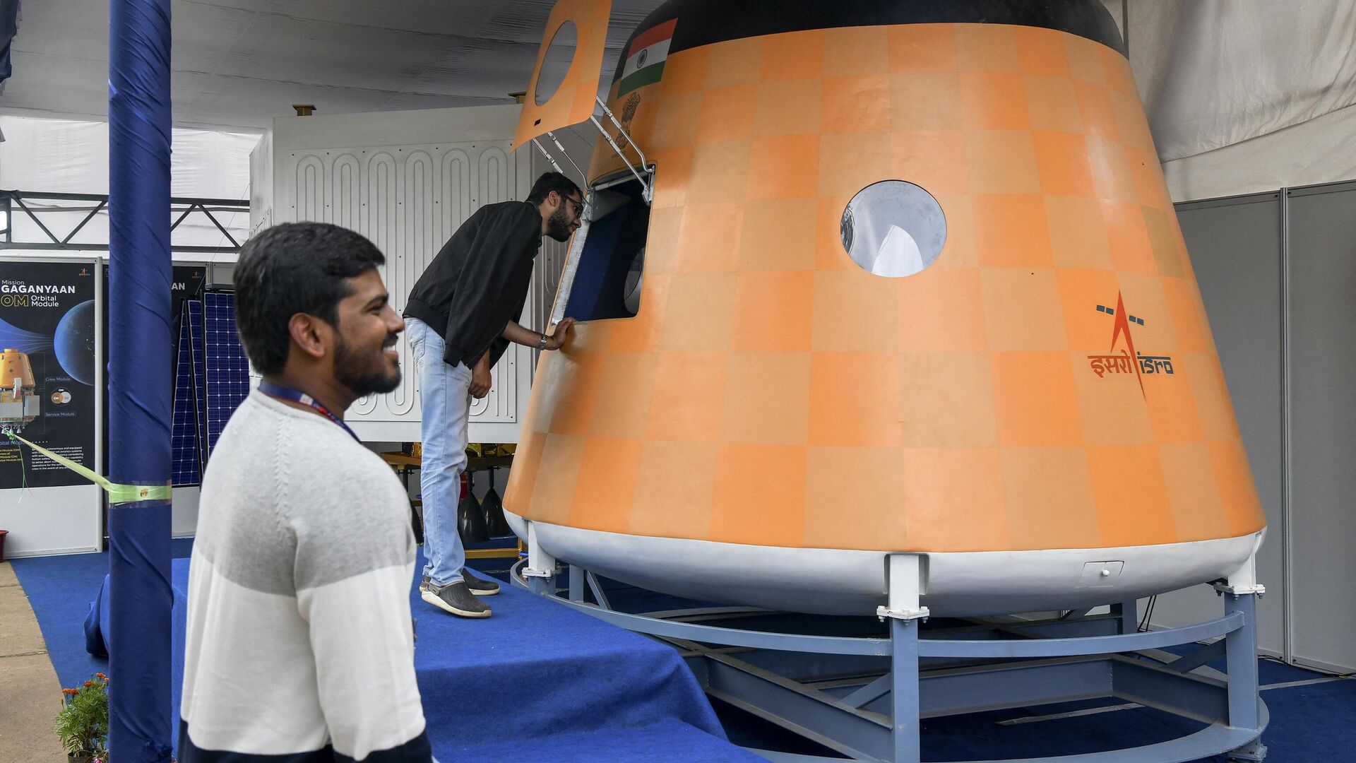 Visitors look at an actual scale model of “Gaganyaan Orbital Module”, India’s first manned space flight at the Human Space Flight Expo organised by the Indian Space Research Organisation (ISRO) at the Jawaharlal Nehru Planetarium in Bangalore on July 21, 2022. - Sputnik भारत, 1920, 11.10.2023