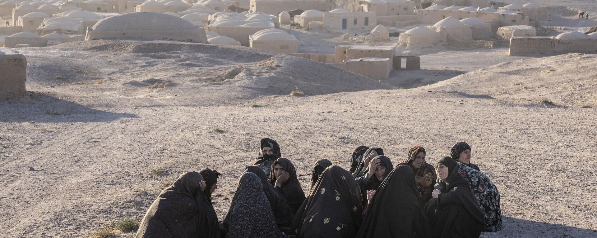 Afghan women mourn for relatives killed in an earthquake at a burial site after an earthquake in Zenda Jan district in Herat province, western of Afghanistan, Sunday, Oct. 8, 2023. - Sputnik India, 1920, 11.10.2023