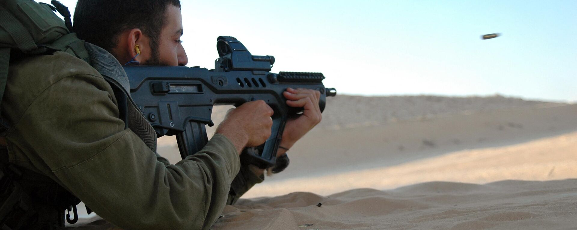 An Israeli soldier fires a TAR-21 weapon, which stands for Tavor Assault Rifle - 21st Century at a military shooting range in southern Israel on July 6, 2009. - Sputnik India, 1920, 11.10.2023