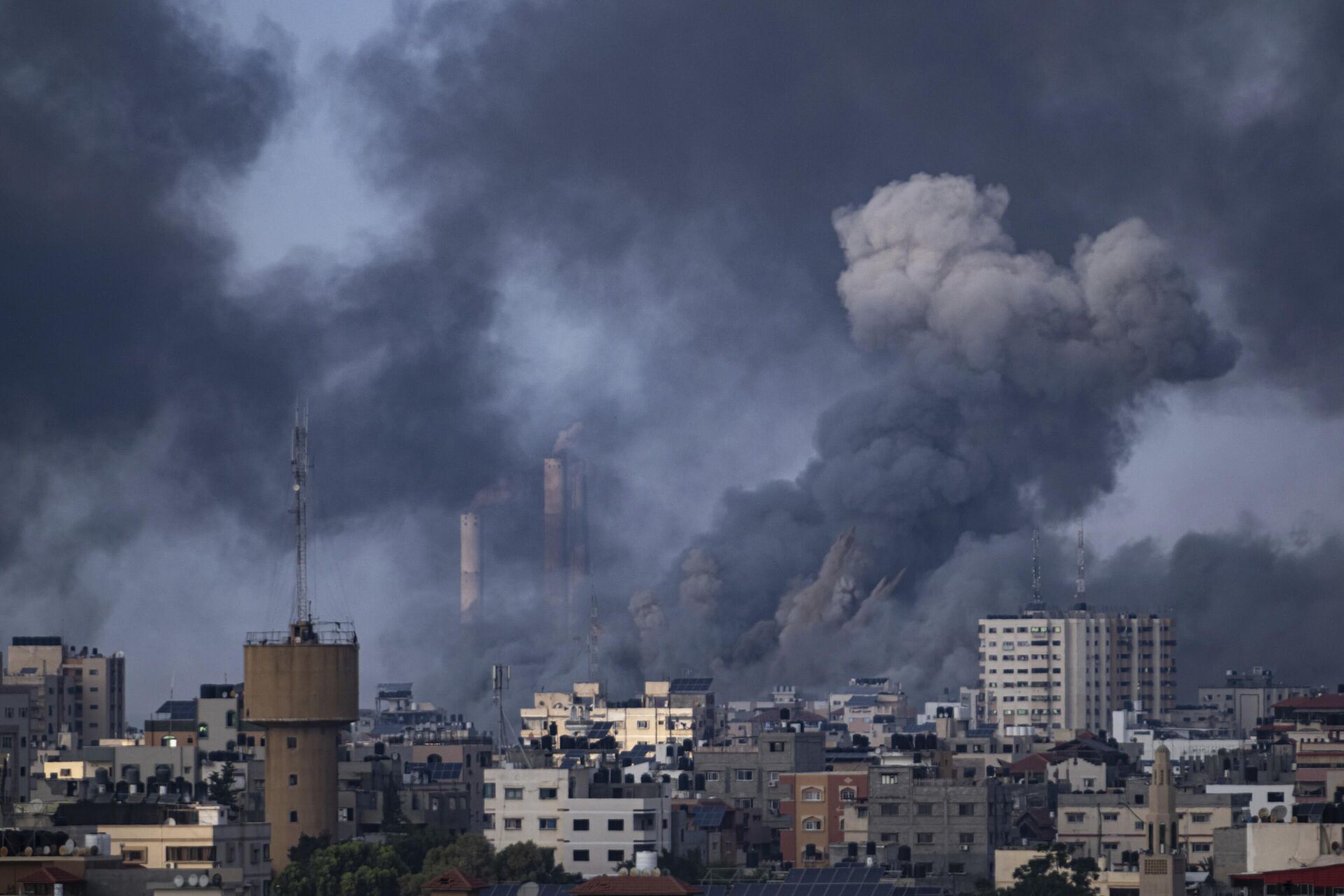 Smoke rises following an Israeli airstrike in Gaza City - Sputnik India, 1920, 12.10.2023