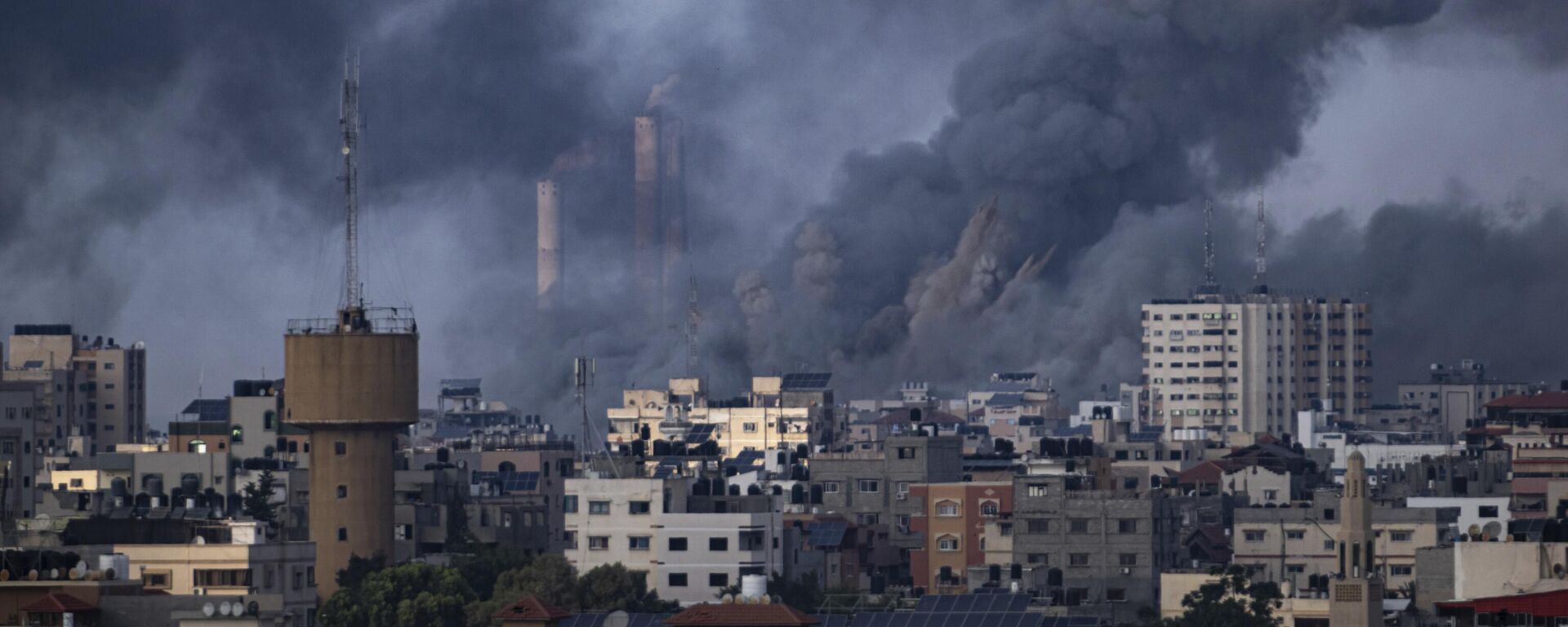 Smoke rises following an Israeli airstrike in Gaza City - Sputnik भारत, 1920, 13.10.2023