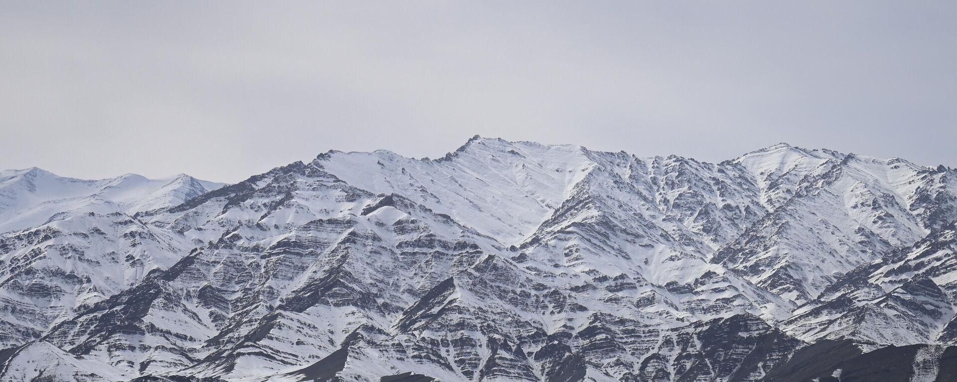 Indian army’s helicopter flies over snow covered mountains near Leh, the joint capital of the union territory of Ladakh on February 28, 2022.  - Sputnik भारत, 1920, 12.10.2023