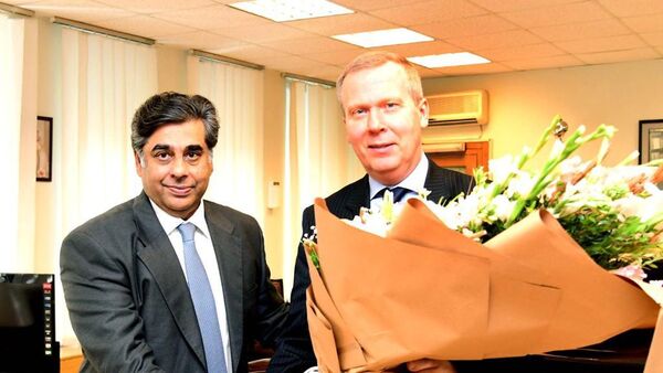 The Russian Ambassador to Pakistan, H.E. Danila V. Ganich with Minister of Commerce, Dr. Gohar Ejaz - Sputnik India