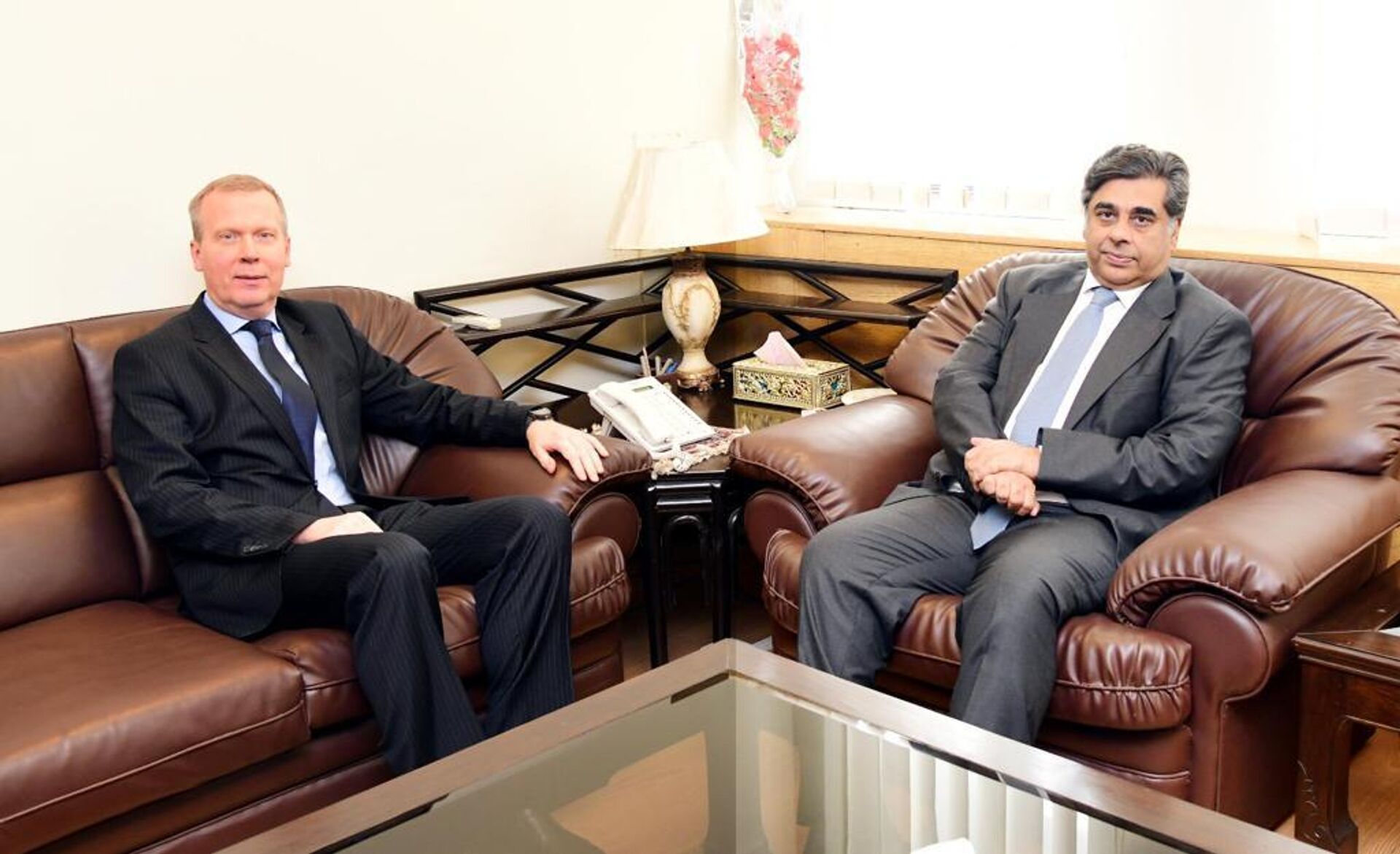The Russian Ambassador to Pakistan, H.E. Danila V. Ganich, paid a visit to the Minister of Commerce, Dr. Gohar Ejaz, at the Commerce Ministry - Sputnik India, 1920, 16.10.2023